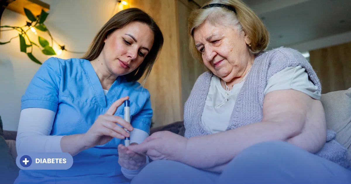 Enfermera profesional realizando una prueba rápida de azúcar a una paciente adulta mayor en casa, paso fundamental en la ruta médica para el diagnóstico de la diabetes.